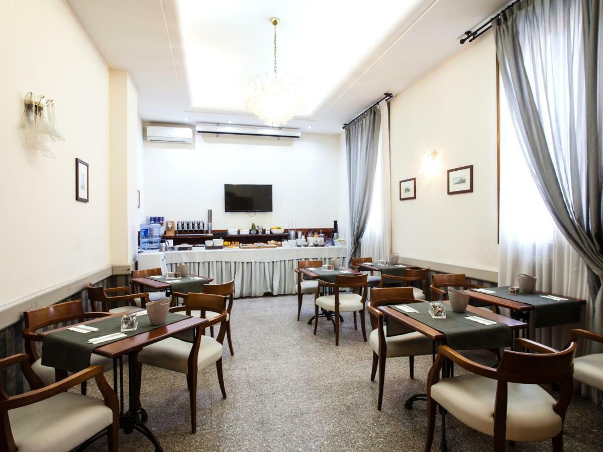 Astoria Deluxe Rooms Болоня Екстериор снимка